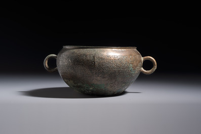 A Chinese archaic bronze two-handled cup with 'Leiwen' design, late Spring and Autumn period