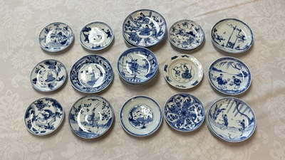 23 Chinese blue and white saucers with figural design, Yongzheng/Kangxi