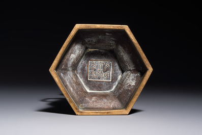 A Japanese bronze vase, Xuande mark, Edo/Meiji, 19th C.