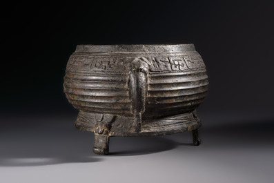 A Chinese archaic ritual tripod food vessel with Taotie design, 'Gui 簋', Western Zhou