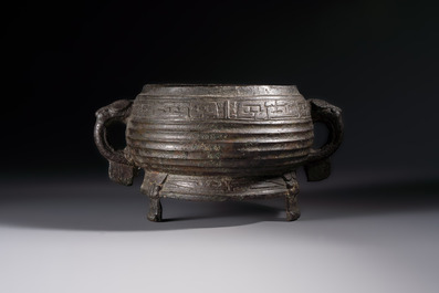 A Chinese archaic ritual tripod food vessel with Taotie design, 'Gui 簋', Western Zhou