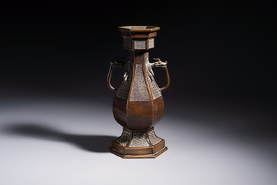 A Japanese bronze vase, Xuande mark, Edo/Meiji, 19th C.