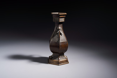 A Japanese bronze vase, Xuande mark, Edo/Meiji, 19th C.