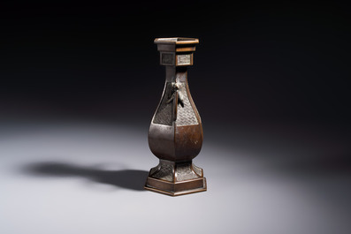 A Japanese bronze vase, Xuande mark, Edo/Meiji, 19th C.