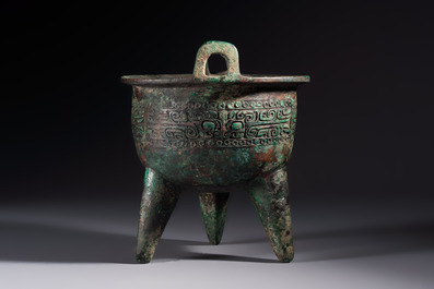 A Chinese archaic bronze ritual tripod food vessel, 'Li 鬲', early Shang