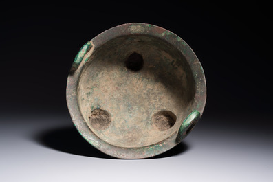 A Chinese archaic bronze ritual tripod food vessel, 'Li 鬲', early Shang