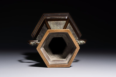 A Japanese bronze vase, Xuande mark, Edo/Meiji, 19th C.