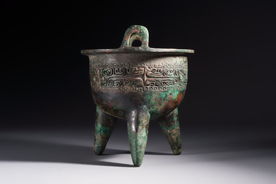 A Chinese archaic bronze ritual tripod food vessel, 'Li 鬲', early Shang