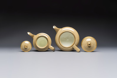 A 24-piece English Spode mocha-ground and gilt coffee and tea service, 19th C.