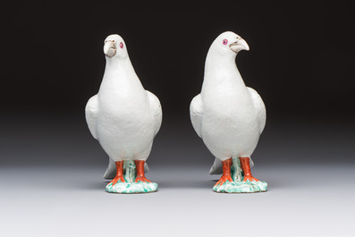 A pair of Chinese famille rose doves, Qianlong