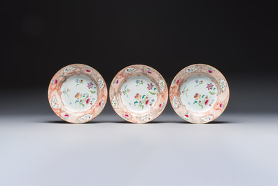 A Chinese famille rose 'Faux-Bois' teapot and three plates, Qianlong