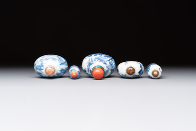 Five various Chinese blue and white snuff bottles, Yongzheng, Qianlong and Tongzhi marks, 19th C.