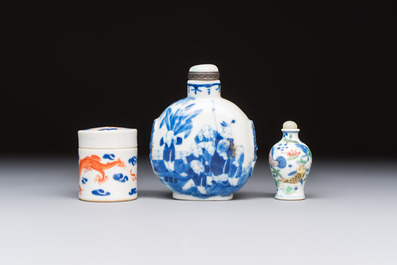A Chinese iron-red 'Dragon' covered box, a blue and white '100 Boys' and a famille verte 'Fish' snuff bottle, Shunzhi mark, 19th C.