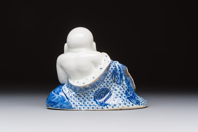 A Chinese blue and white, iron-red and gilt-decorated Milefo Buddha, Fu Jian Hui Guan 福建會館 and You Lin Ji Zhi 游林記製 marks, 20th C.