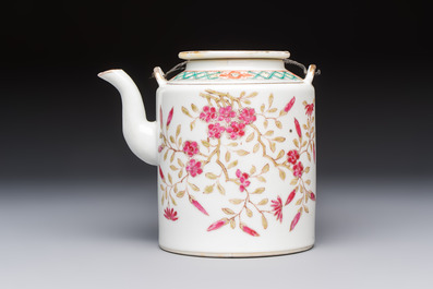 A Chinese famille rose wine pot and a pair of covered wine warming bowls with cups, Qianlong and Wang Fulong Zhi 汪福隆制 marks, 19/20th C.