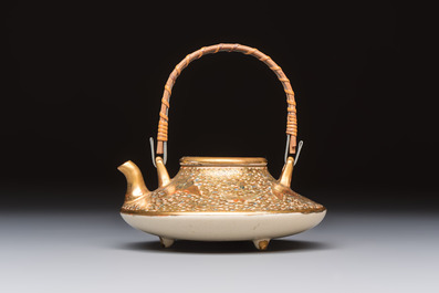 A fine Japanese Satsuma 'Butterflies' teapot and cover, Hattori 服部 mark, Meiji, 19th C.