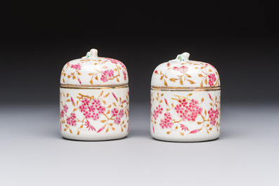A Chinese famille rose wine pot and a pair of covered wine warming bowls with cups, Qianlong and Wang Fulong Zhi 汪福隆制 marks, 19/20th C.