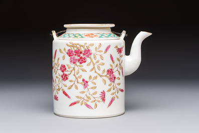 A Chinese famille rose wine pot and a pair of covered wine warming bowls with cups, Qianlong and Wang Fulong Zhi 汪福隆制 marks, 19/20th C.