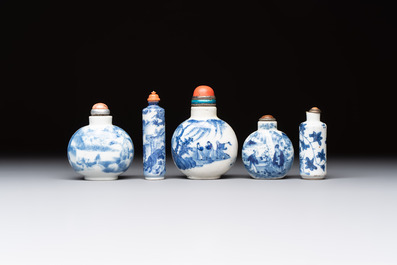 Five various Chinese blue and white snuff bottles, Yongzheng, Qianlong and Tongzhi marks, 19th C.
