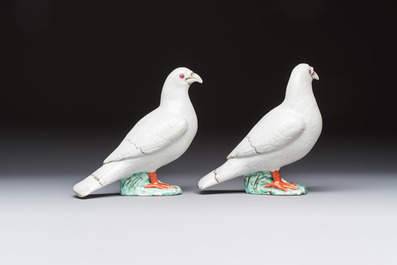 A pair of Chinese famille rose doves, Qianlong