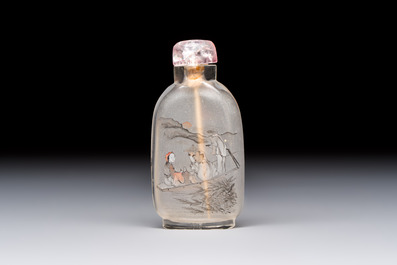 A Chinese inside-painted snuff bottle on wooden stand with figural and insect design, signed Ma Shaoxuan 馬少宣, 20th C.
