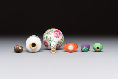 A group of four Chinese porcelain and agate snuff bottles, a miniature vase and a carved seed, Yongzheng and Qianlong marks, 19/20th C.