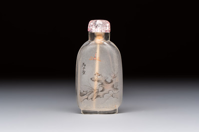 A Chinese inside-painted snuff bottle on wooden stand with figural and insect design, signed Ma Shaoxuan 馬少宣, 20th C.