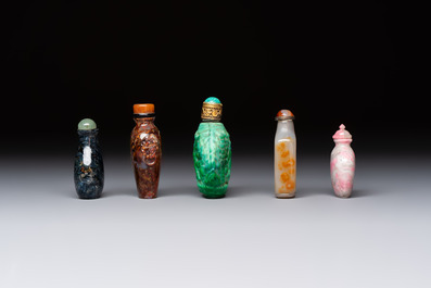 Five Chinese hardstone and glass snuff bottles, 20th C.