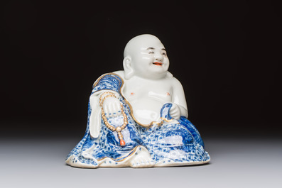A Chinese blue and white, iron-red and gilt-decorated Milefo Buddha, Fu Jian Hui Guan 福建會館 and You Lin Ji Zhi 游林記製 marks, 20th C.