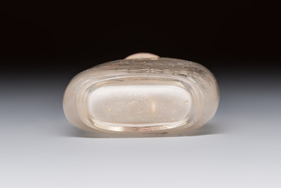 A Chinese inside-painted snuff bottle on wooden stand with figural and insect design, signed Ma Shaoxuan 馬少宣, 20th C.