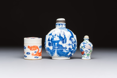 A Chinese iron-red 'Dragon' covered box, a blue and white '100 Boys' and a famille verte 'Fish' snuff bottle, Shunzhi mark, 19th C.