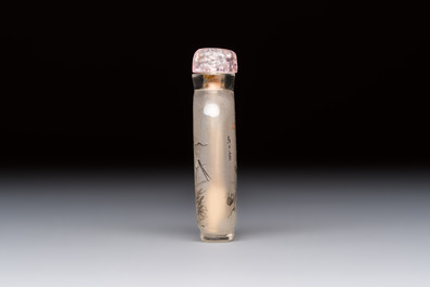 A Chinese inside-painted snuff bottle on wooden stand with figural and insect design, signed Ma Shaoxuan 馬少宣, 20th C.