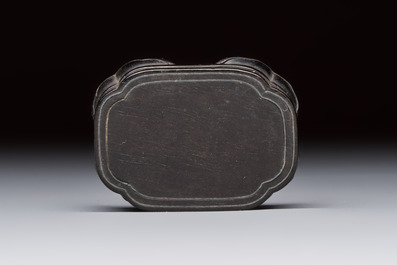 A Chinese inside-painted snuff bottle on wooden stand with figural and insect design, signed Ma Shaoxuan 馬少宣, 20th C.