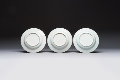 A Chinese famille rose 'Faux-Bois' teapot and three plates, Qianlong