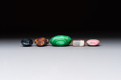 Five Chinese hardstone and glass snuff bottles, 20th C.