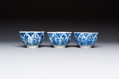 10 Chinese blue and white cups and 16 saucers, Kangxi and later