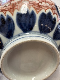 A pair of Japanese Imari 'Shishi Lions' bowls, Edo/Meiji, 19th C.