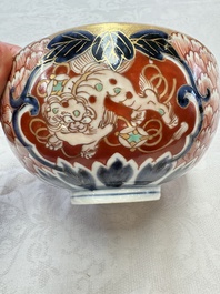 A pair of Japanese Imari 'Shishi Lions' bowls, Edo/Meiji, 19th C.
