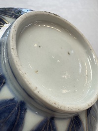 A pair of Japanese Imari 'Shishi Lions' bowls, Edo/Meiji, 19th C.