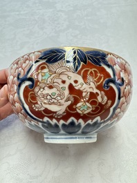 A pair of Japanese Imari 'Shishi Lions' bowls, Edo/Meiji, 19th C.