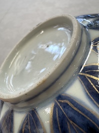A pair of Japanese Imari 'Shishi Lions' bowls, Edo/Meiji, 19th C.