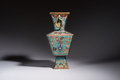 A Chinese cloisonn&eacute; square 'Buddhist Lions and Antiquities' vase, Fu 福 mark, 19th C.