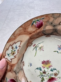 A Chinese famille rose 'Faux-Bois' teapot and three plates, Qianlong