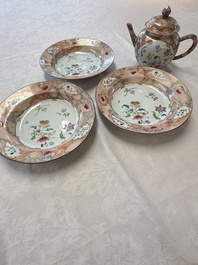 A Chinese famille rose 'Faux-Bois' teapot and three plates, Qianlong