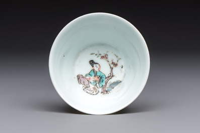 A fine Chinese famille rose gilt-decorated 'Elegant Beauty' cup and saucer, Yongzheng