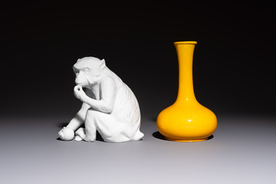 A Japanese Awaji yellow-glazed vase and a white-glazed 'Monkey' group, 19/20th C.