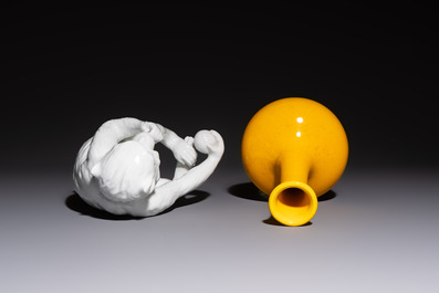 A Japanese Awaji yellow-glazed vase and a white-glazed 'Monkey' group, 19/20th C.