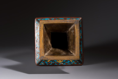 A Chinese cloisonn&eacute; square 'Buddhist Lions and Antiquities' vase, Fu 福 mark, 19th C.