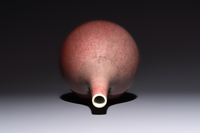 A Chinese copper-red-glazed bottle vase, 18/19th C.