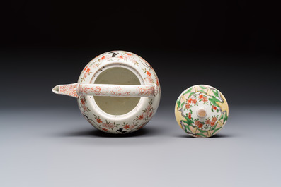 A Japanese Arita wine pot and cover with figural design, Edo, 17th C.
